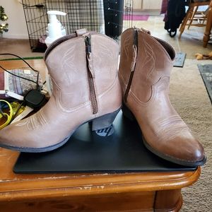 Ariat Women's Darlin Short Boot